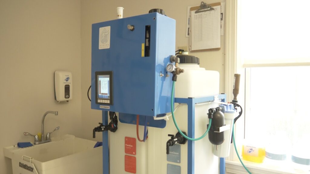 VPT-20 tank with the Viking Pure Cleaning Solution and Disinfecting Solution